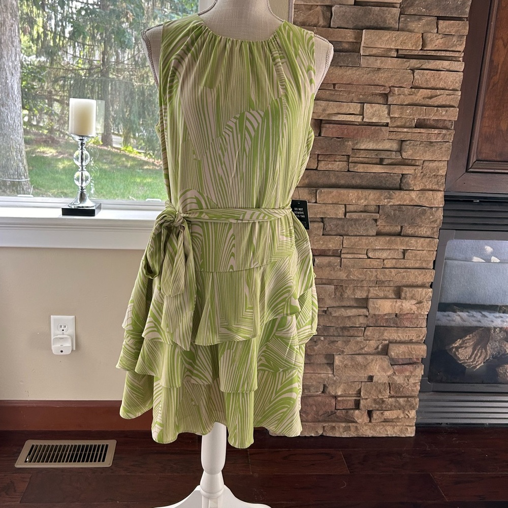 Express Beautiful Spring/ Summer Green & White Print Dress-Size M- NWT💚🤍
